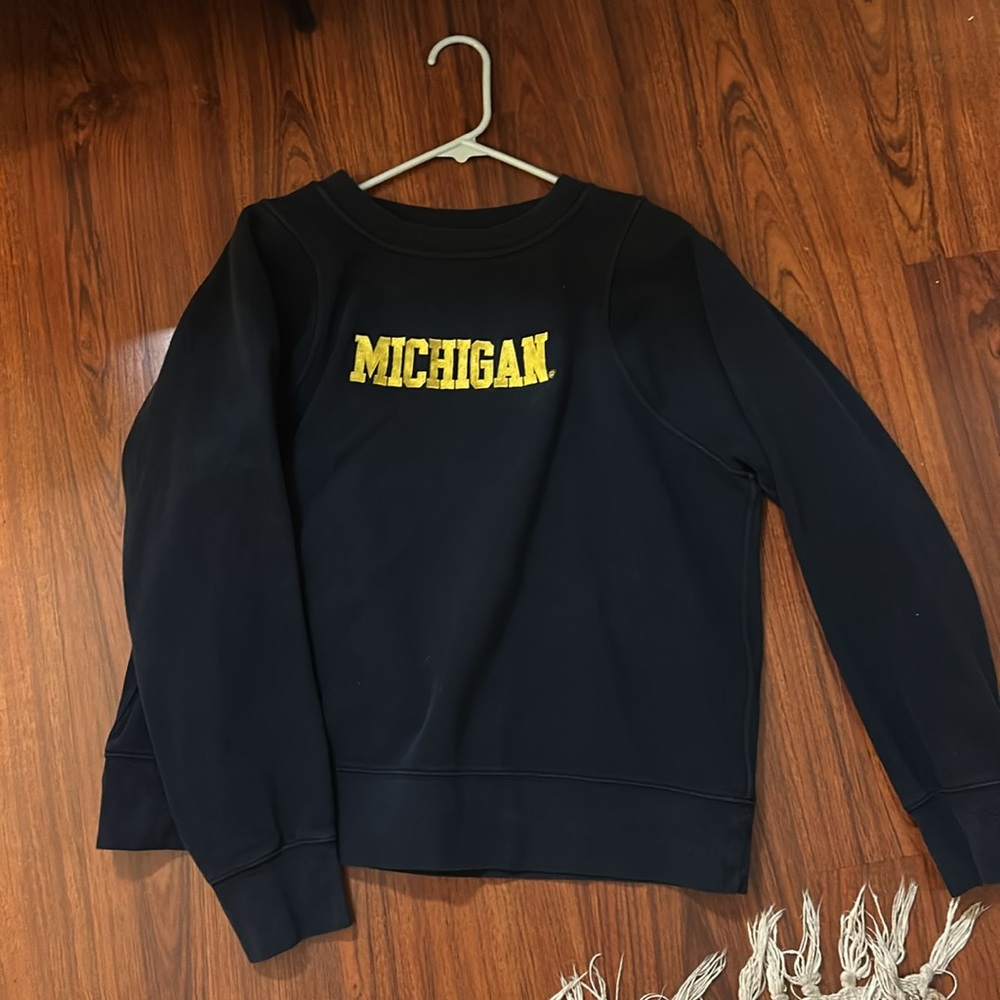 LULULEMON UMICHIGAN crewneck!